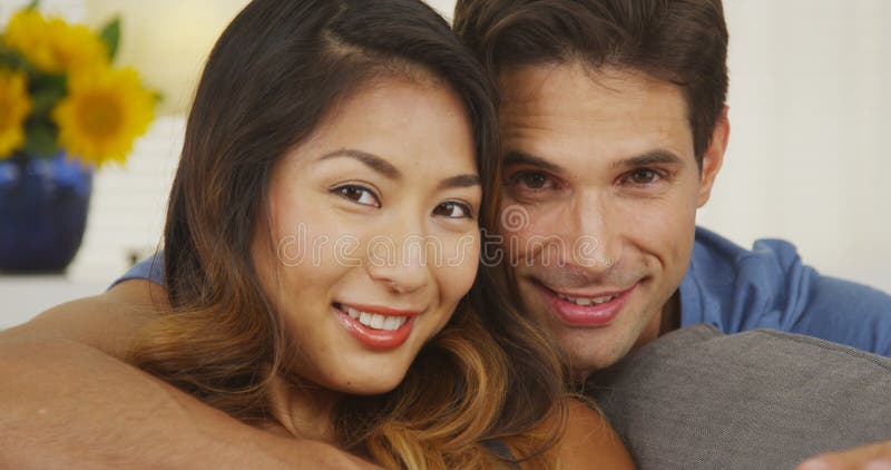 Retrato de um par feliz da raça misturada imagens de stock Retrato de um par feliz da raça misturada imagens de stock