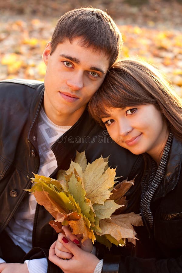 Retrato de um par feliz novo no amor imagem de stock royalty free Retrato de um par feliz novo no amor imagem de stock royalty free