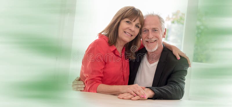 Retrato de um par sênior feliz fotografia de stock Retrato de um par sênior feliz fotografia de stock