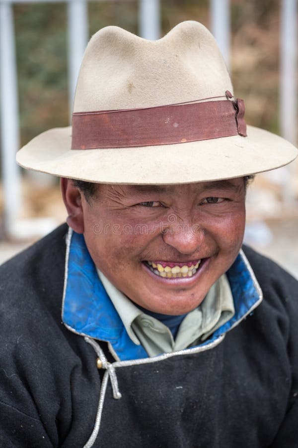 Retrato de um sorriso tibetano do homem foto de stock Retrato de um sorriso tibetano do homem foto de stock