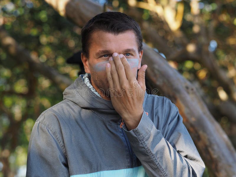 Retrato Do Homem Protestando Escondendo Seu Rosto Atrás Do