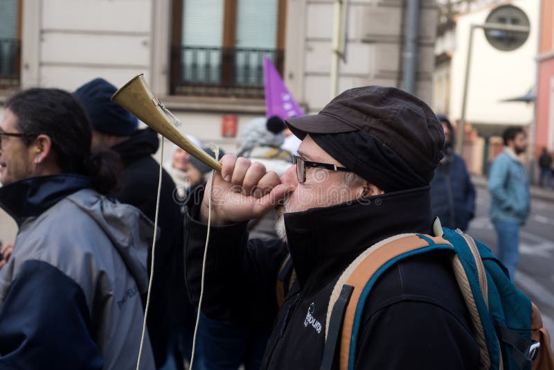 Retrato Do Homem Protestando Escondendo Seu Rosto Atrás Do