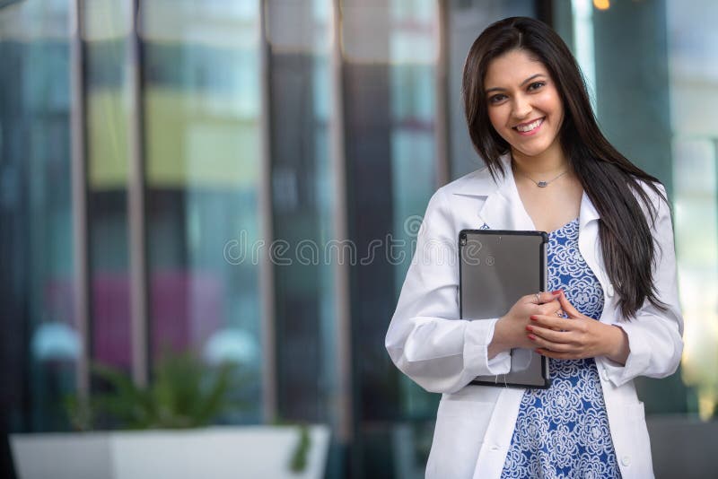 Retrato de uma bela etnia mista hispânica indiana estudante de medicina interna ou assistente no local de trabalho
