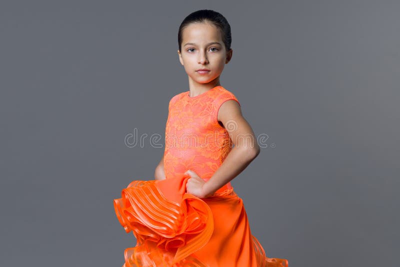 Retrato de uma criança da menina 9-10 anos de dançarino idoso Ostenta a dança de salão, latino imagem de stock royalty free Retrato de uma criança da menina 9-10 anos de dançarino idoso Ostenta a dança de salão, latino imagem de stock royalty free