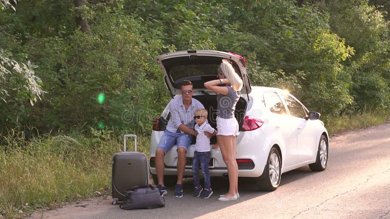 Família Joga Xadrez Com Peças Gigantes Durante As Férias De Verão No Hotel.  Video Estoque - Vídeo de batalha, filha: 276881765