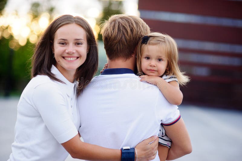 Retrato de uma família unida jovens foto de stock