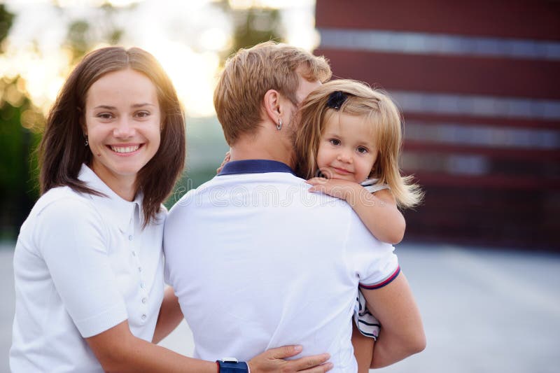 Retrato de uma família unida jovens fotografia de stock