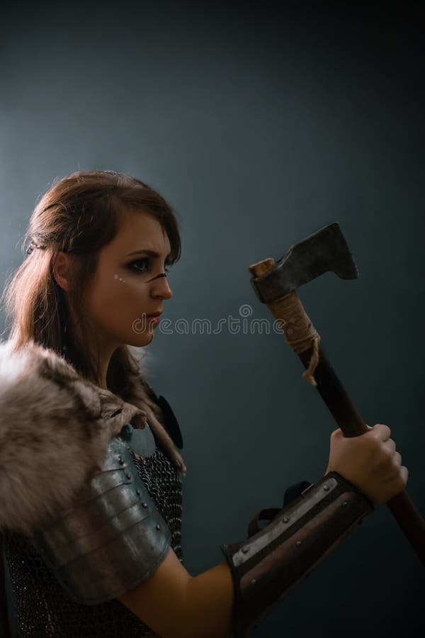 Retrato De Uma Fantasia Medieval Viking Mulher Com Um Machado Nas