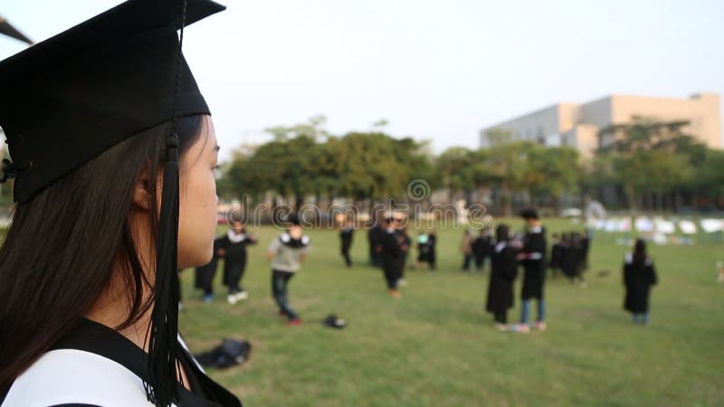 Retrato de uma feliz e sorridente estudante asiática no dia da graduação