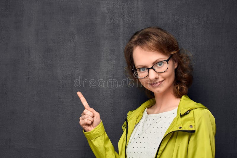 Retrato De Uma Garota Bonita E Alegre Com Gotas Brancas De Creme Facial Na Pele Imagem de Stock - Imagem de feliz, alegre: 185217611