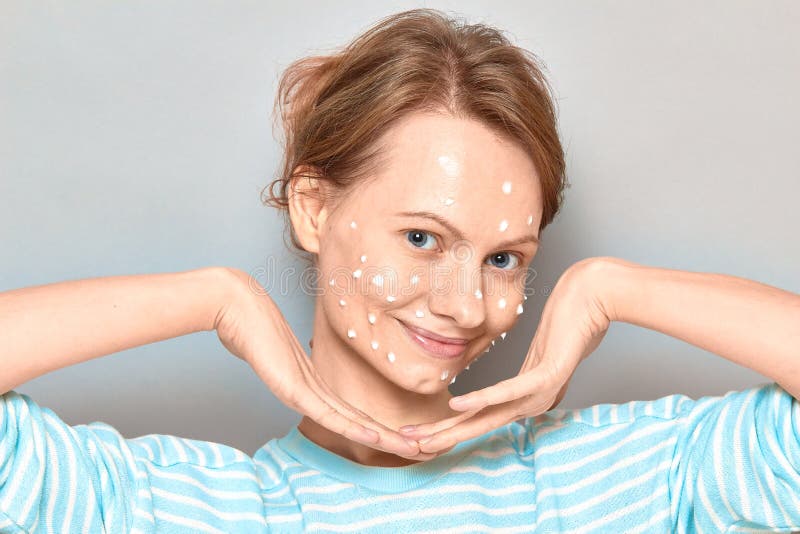 Retrato De Uma Garota Bonita E Alegre Com Gotas Brancas De Creme Facial Na  Pele Imagem de Stock - Imagem de feliz, alegre: 185217611