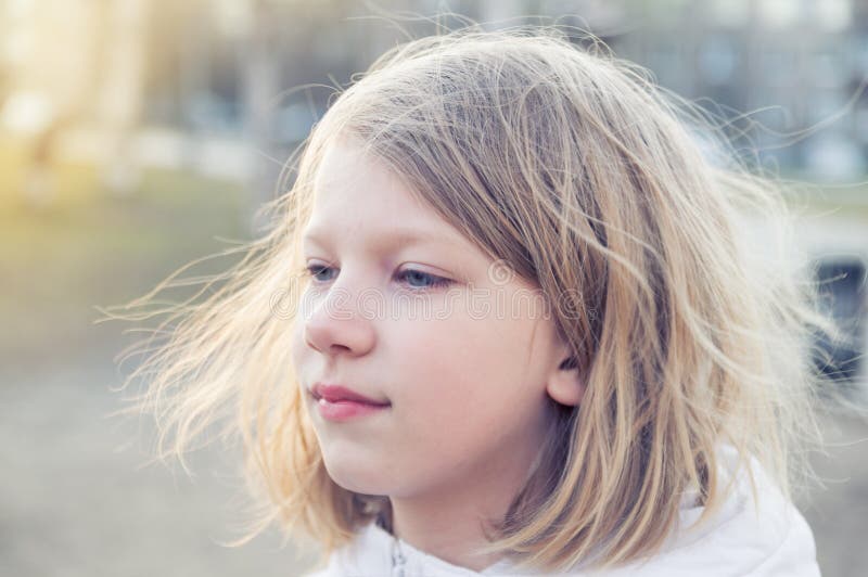 Retrato De Uma Menina Muito Triste Com Cabelo Liso Imagem de Stock - Imagem  de atrativo, bonito: 186040627