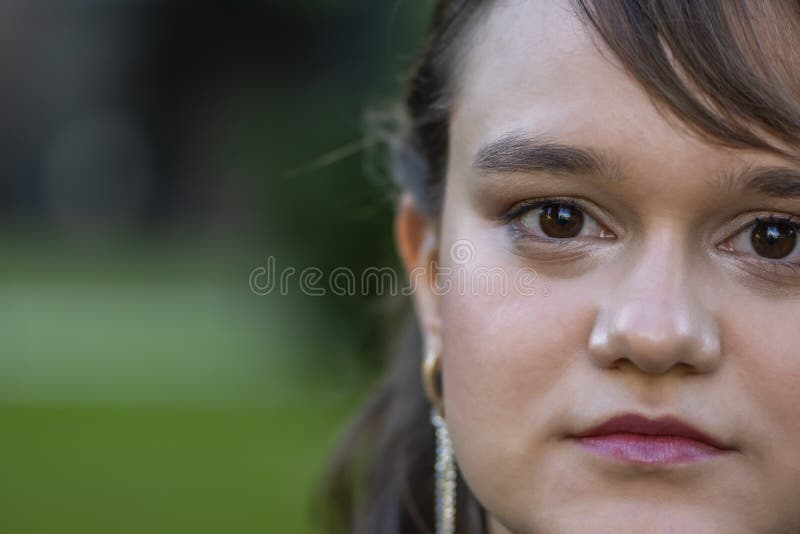 Retrato De Uma Garota Bonita Sem Maquiagem Em Uma Consulta De Beleza Imagem  de Stock - Imagem de frasco, adolescente: 256243983