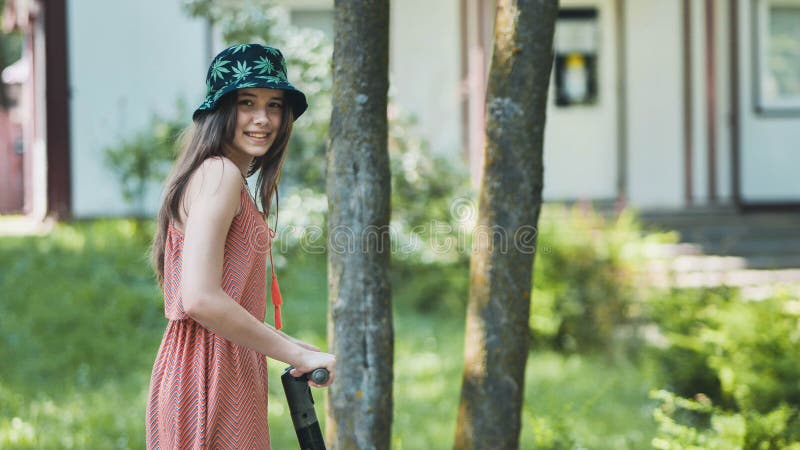 Retrato De Uma Menina De 11 Anos Com Cabelo Comprido. Foto de Stock -  Imagem de povos, loira: 188010592