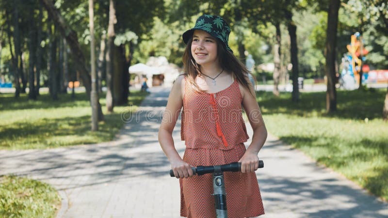 Retrato De Uma Menina De 11 Anos Com Cabelo Comprido. Foto de Stock -  Imagem de povos, loira: 188010592