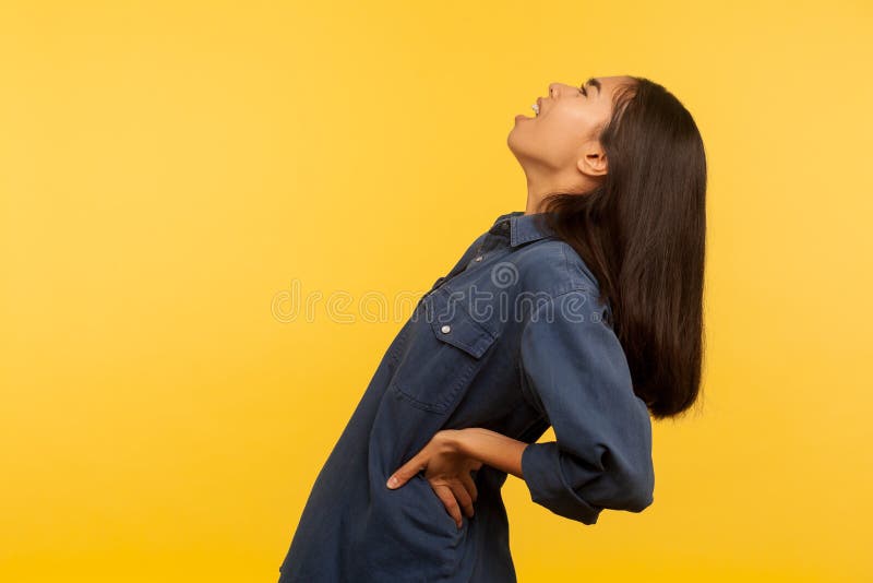 Foto de Lombalgia Retrato De Perfil Lateral Vista Da Menina Triste Infeliz  Em Azul Listrado Tshirt E Trança Cabelo Em Pé E Sentir Dor Em Suas Costas  Ou Rim e mais fotos