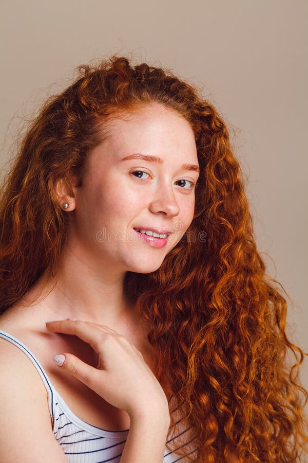 Foto de Retrato De Menina Tímida E Sorridente Pele Escura Bonita Sem  Maquiagem Em Um Fundo Branco e mais fotos de stock de Adolescentes Meninas  - iStock