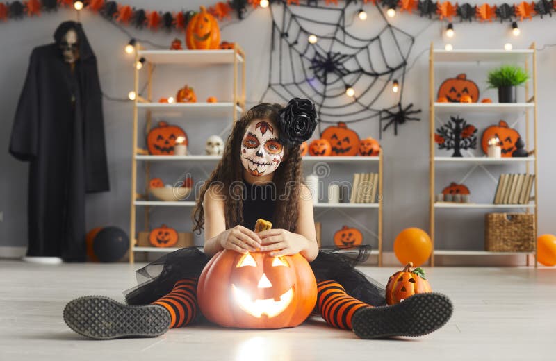 Homem Com Fantasia De Halloween De Vampiro Assustando Imagem de Stock -  Imagem de pessoa, capa: 193089041