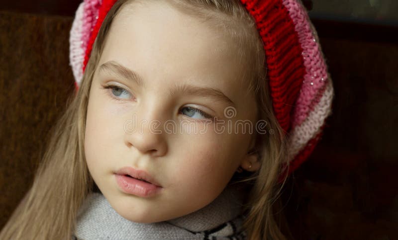 Retrato De Uma Menina Muito Triste Com Cabelo Liso Imagem de Stock - Imagem  de atrativo, bonito: 186040627