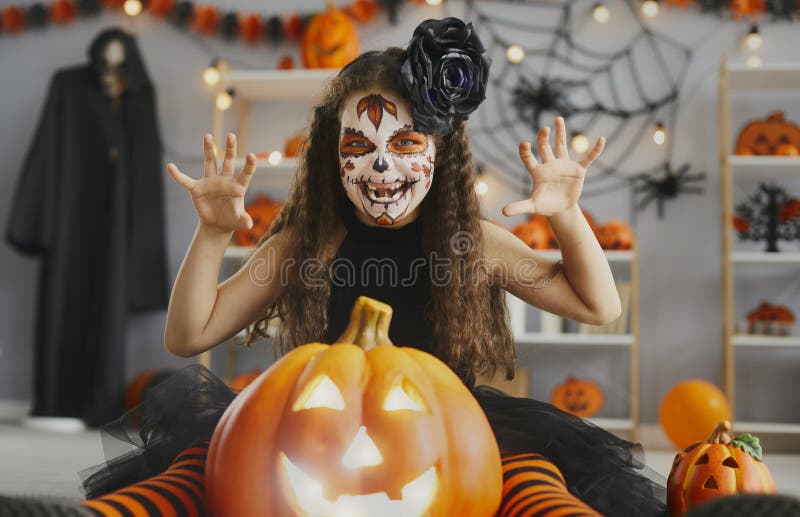 Foto de Menino Em Fantasia De Maquiagem De Vampiro De Halloween e