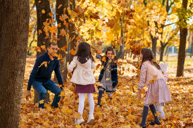 Menina De 9 Anos Parada Em Um Parque Urbano Imagem de Stock - Imagem de  consideravelmente, fofofo: 210420755