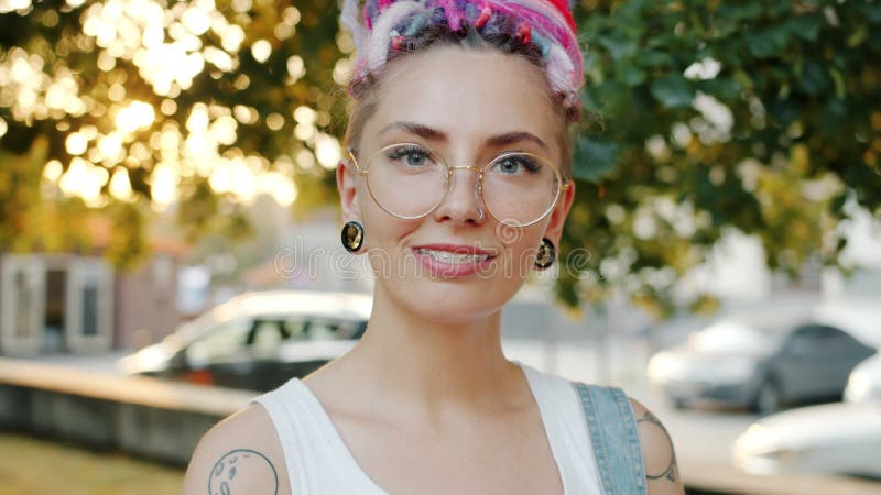 Retrato de um punk com cabelo colorido homem hipster com cabelo