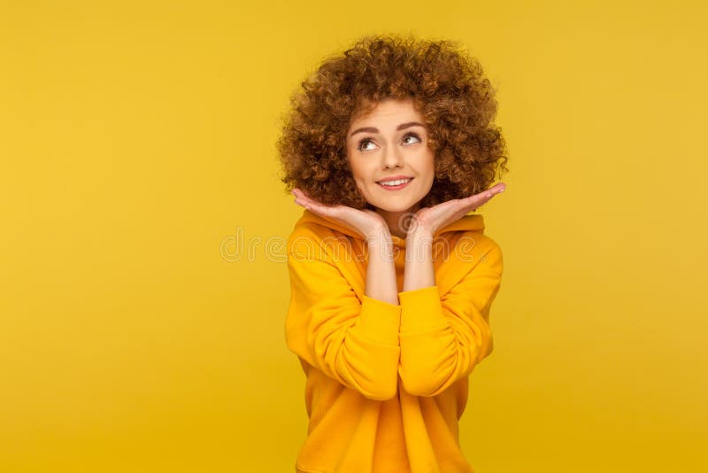 Retrato de uma jovem encantadora e brincalhona em capuz de estilo urbano mostrando seu rosto limpo e fresco com maquiagem imagens de stock royalty free