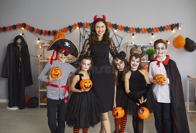 Meninas Assustadoras Em Fantasias De Halloween Usando Sacos De Papel Com  Rostos Assustadores PNG , Cara De Criança, Festa A Fantasia, Crianças  Felizes PNG Imagem para download gratuito