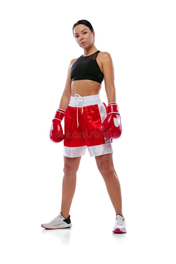 Jovem esportista profissional boxeadora em roupas esportivas com