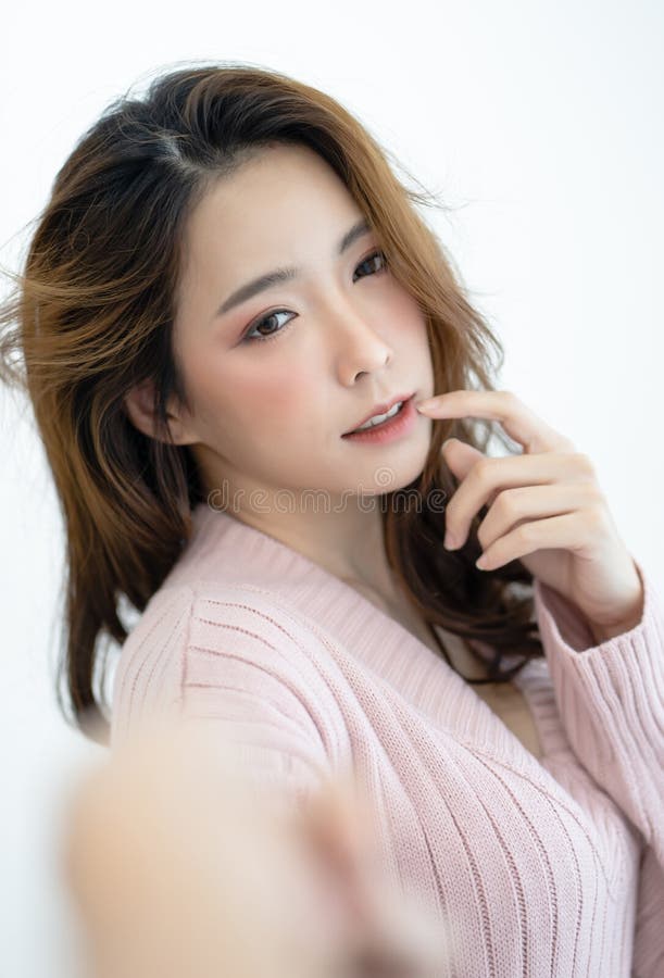 Mulher Chinesa Jovem Sobre Parede Tijolo Olhando Através Lupa Com fotos,  imagens de © Krakenimages.com #208385648