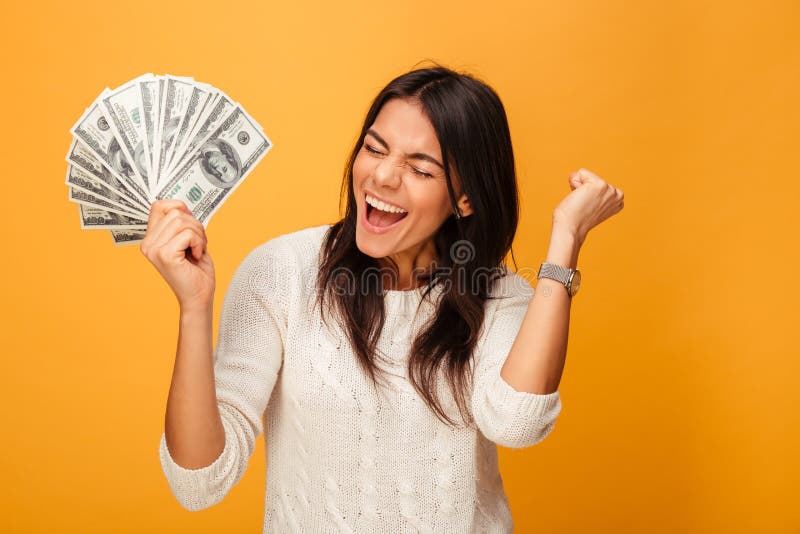 Retrato de uma jovem mulher alegre que guarda o dinheiro