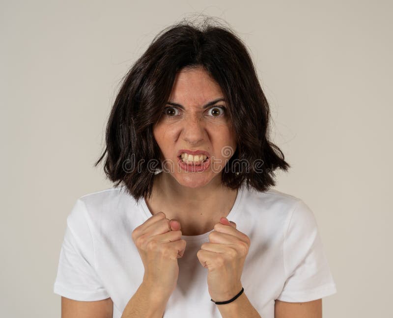 Retrato de uma jovem mulher bonita com a cara irritada que olha furioso Express?es e emo??es humanas foto de stock Retrato de uma jovem mulher bonita com a cara irritada que olha furioso Express?es e emo??es humanas foto de stock