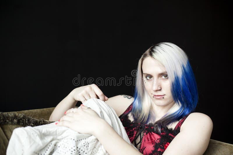 Mulher nova bonita de Goth com cabelo azul e o espartilho vermelho imagens de stock royalty free Mulher nova bonita de Goth com cabelo azul e o espartilho vermelho imagens de stock royalty free