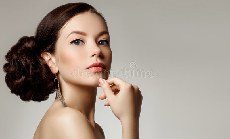 Retrato de uma jovem mulher bonita com penteado criativo imagem de stock royalty free Retrato de uma jovem mulher bonita com penteado criativo imagem de stock royalty free
