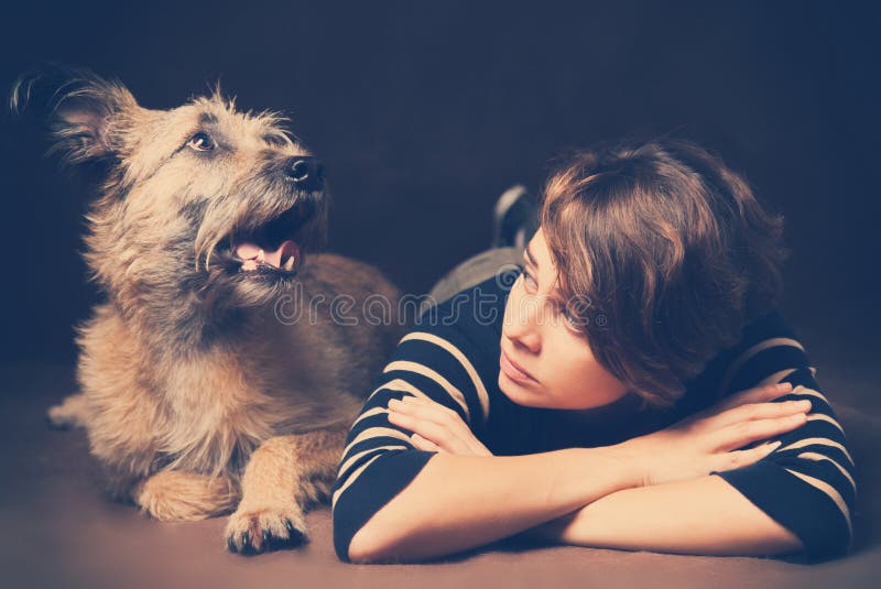 Retrato de uma jovem mulher bonita com um cão desgrenhado engraçado na foto de stock royalty free Retrato de uma jovem mulher bonita com um cão desgrenhado engraçado na foto de stock royalty free