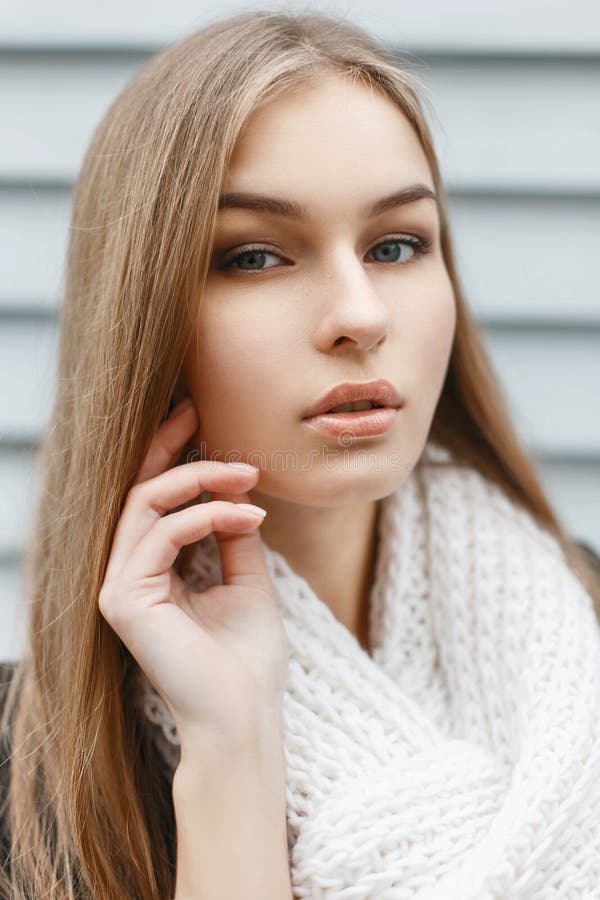 Closeup Retrato Autêntico Das Mulheres, Beleza Genuína De Uma Menina Bonita  Jovem Com Cabelo Natural Longo, Sem Maquiagem, Estilo De Vida Saudável  Feliz Da Juventude Foto Royalty Free, Gravuras, Imagens e Banco