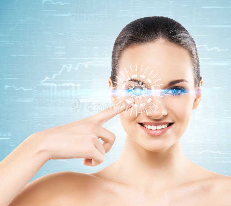 Retrato de uma jovem mulher com um holograma imagens de stock royalty free Retrato de uma jovem mulher com um holograma imagens de stock royalty free
