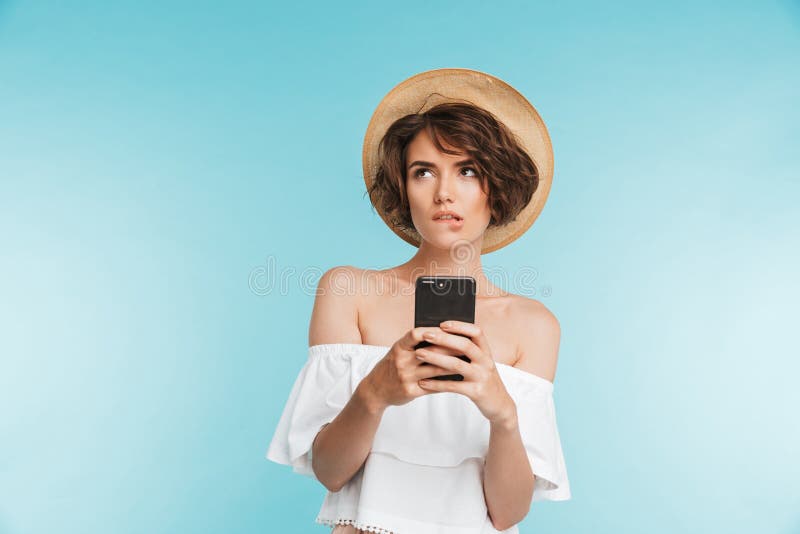 Retrato de uma jovem mulher pensativa no chapéu do verão imagem de stock Retrato de uma jovem mulher pensativa no chapéu do verão imagem de stock
