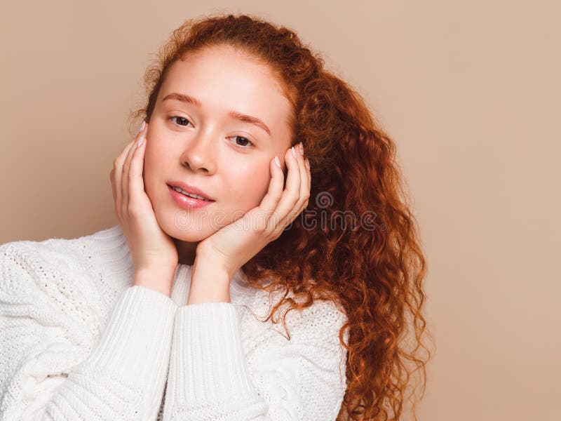 Foto de Retrato De Menina Tímida E Sorridente Pele Escura Bonita Sem  Maquiagem Em Um Fundo Branco e mais fotos de stock de Adolescentes Meninas  - iStock