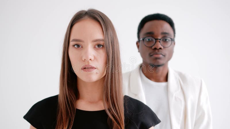 Uma Bela Garota Caucasiana Joga Xadrez Com Um Cara Americano