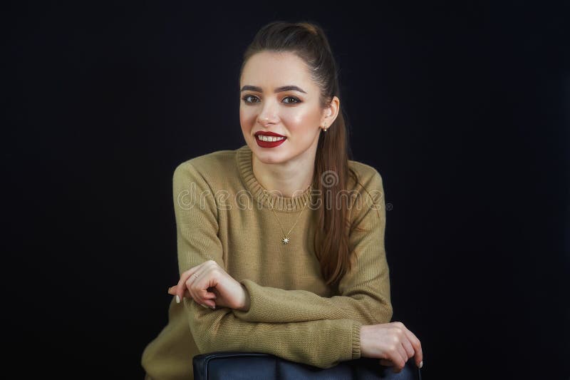 Retrato de uma linda jovem no Studio fotografia de stock Retrato de uma linda jovem no Studio fotografia de stock