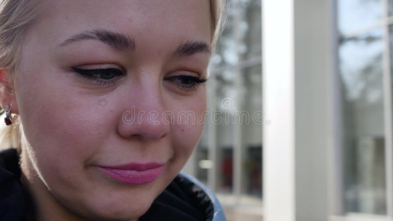 Tristeza Retrato De Uma Mulher Miserável. Close Up Imagem De Rosto