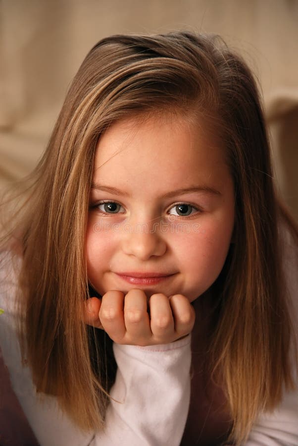 Retrato De Uma Menina De 11 Anos Com Cabelo Comprido. Foto de Stock -  Imagem de povos, loira: 188010592