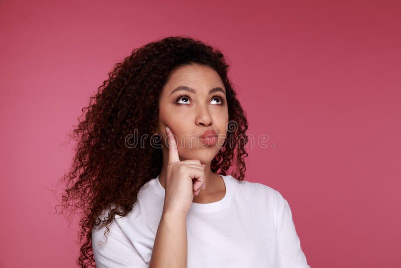 Retrato de uma menina africana nova de sorriso Recorde tudo Deixe-me pensar Conceito da dúvida menina pensativa que recorda imagem de stock royalty free Retrato de uma menina africana nova de sorriso Recorde tudo Deixe-me pensar Conceito da dúvida menina pensativa que recorda imagem de stock royalty free
