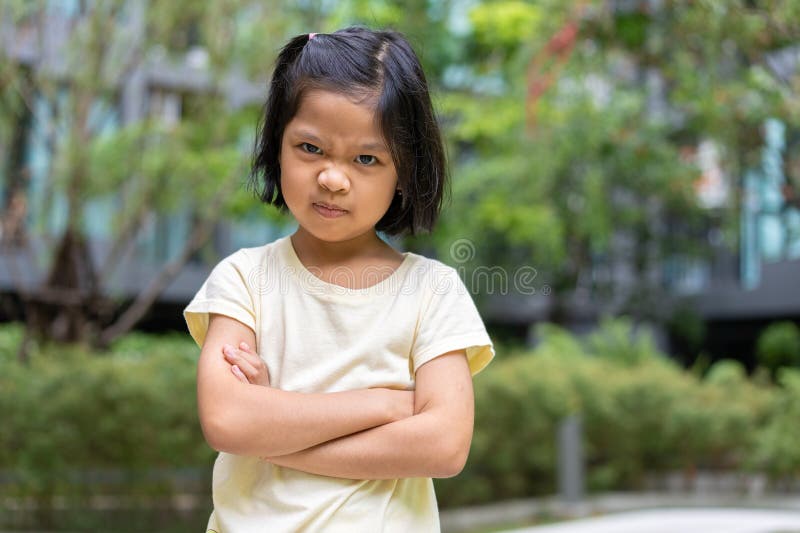 Menina Caucasiano Engraçada Que Sente Irritada Como Perdeu O Jogo Criança  Fêmea Louca Que Desagrada O Olhar Devido à Baixa Bateri Imagem de Stock -  Imagem de cara, atrativo: 129819239