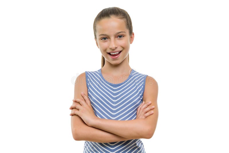 Foto de Retrato De Menina Tímida E Sorridente Pele Escura Bonita Sem  Maquiagem Em Um Fundo Branco e mais fotos de stock de Adolescentes Meninas  - iStock