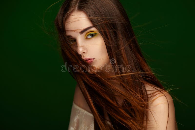 Menina Bonita sexy Do Ruivo Com Cabelo Longo Retrato Perfeito Da Mulher  No Fundo Preto Cabelo Lindo E Beleza Natural Dos Olhos Foto de Stock -  Imagem de senhora, beleza: 94328100