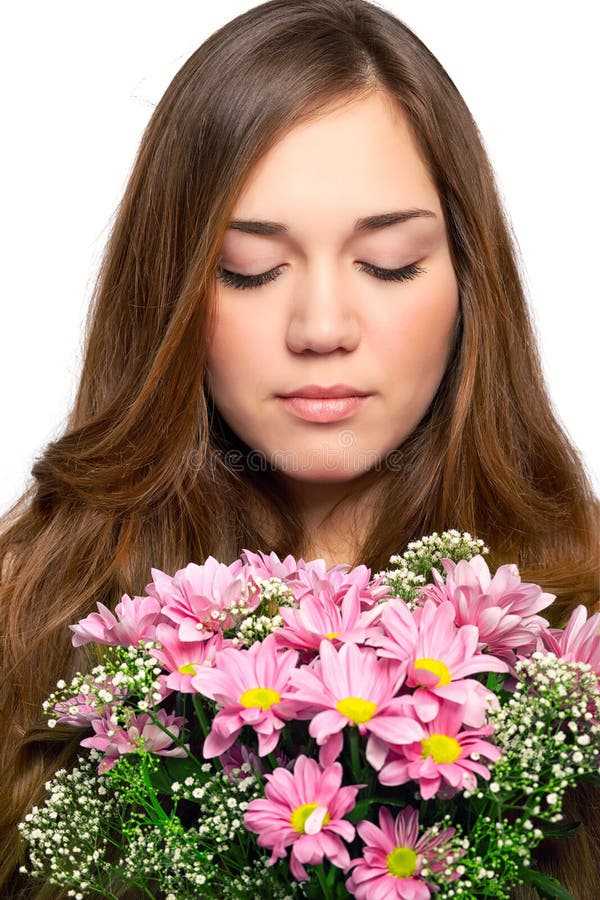 Retrato De Uma Menina Bonita Com Cabelo Longo Luxuoso E Um Rosa Foto De Stock Imagem De Forma