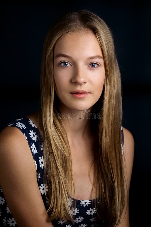 Retrato Da Menina Bonita 15 Anos Foto de Stock - Imagem de cabelo, vila:  78012534