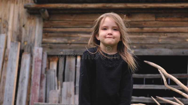 Retrato de uma menina bonita em uma camiseta preta